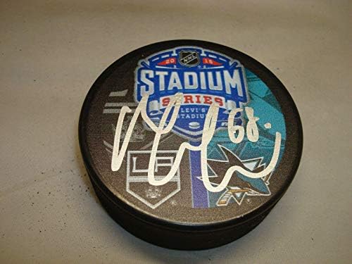 Мелькер Karlsson подписа Хокей шайба серия Стадион Сан Хосе Шаркс с автограф 1А - Autographed NHL Pucks