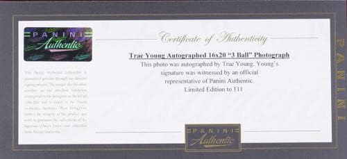 Трэй Йънг Подписа Снимка LE Панини с баскетбола Атланта Хоукс 16х20 и 3 топки в рамка Снимки на НБА с автограф